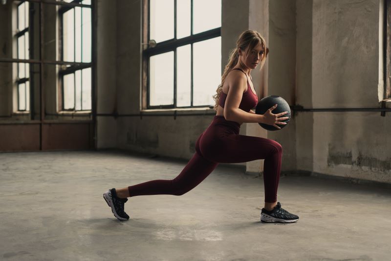 Rutinitas Pemanasan dengan Medicine Ball untuk Mencegah Cedera